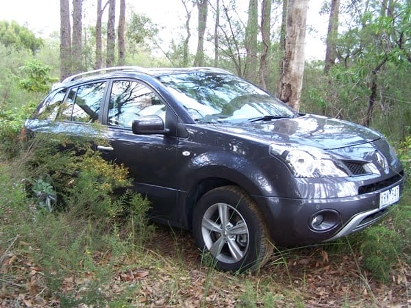 2011 Renault Koleos Privelege external front three quarter view