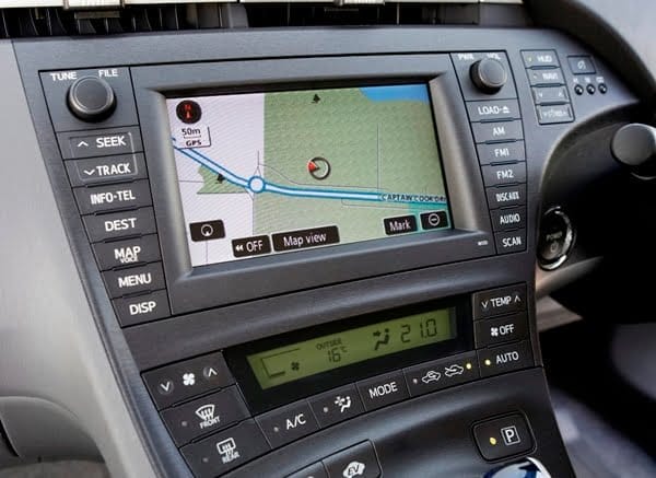 2010 Toyota Prius i-Tech centre console