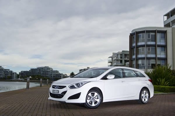 Hyundai i40 Tourer Active front view photo one white 600