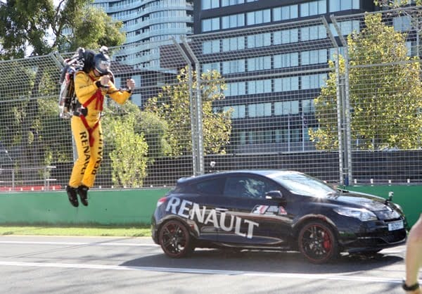 Renault Jet Pack Man vs Renault Mégane R.S. 250