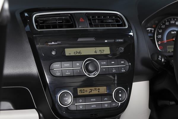 Article 2013  Mirage LS Mulberry interior centre stack radio