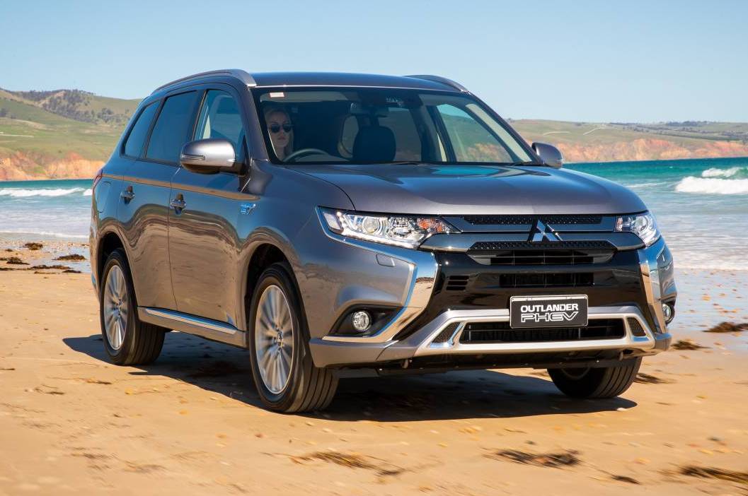 2019 Mitsubishi Outlander PHEV Exceed front