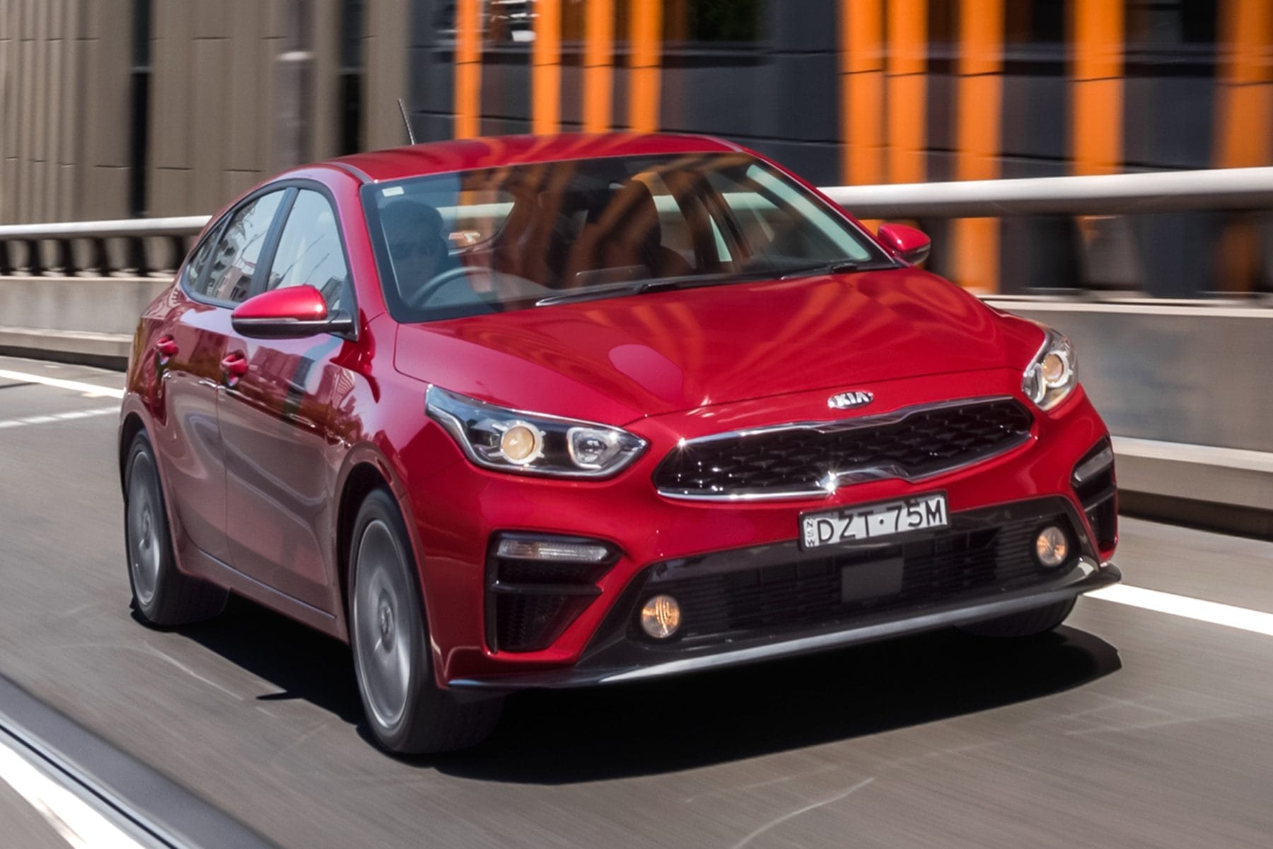 MY19 KIA CERATO HATCH 2.0 - Sport front 3/4 action.