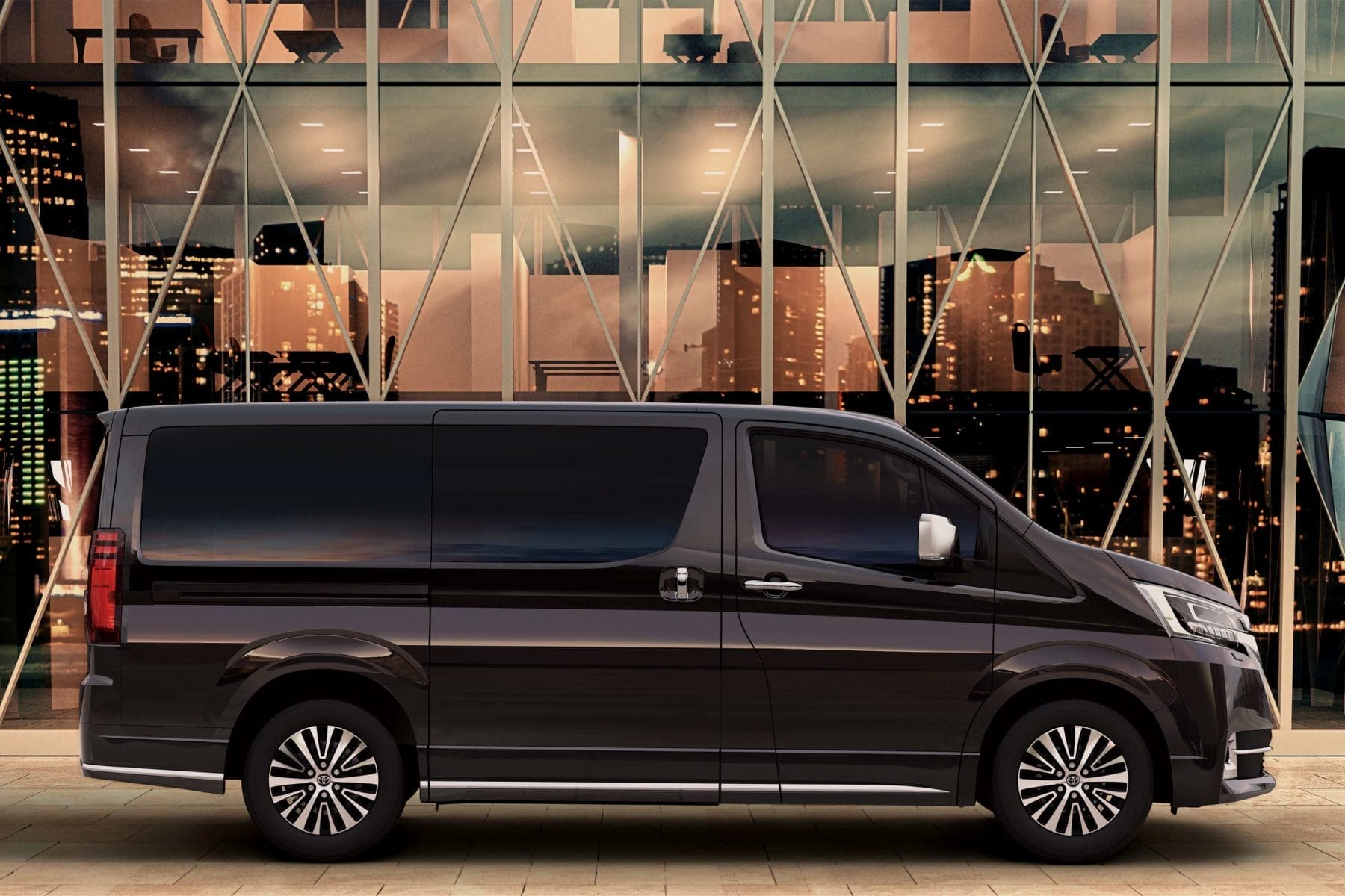 2019 Toyota Granvia 
9 side