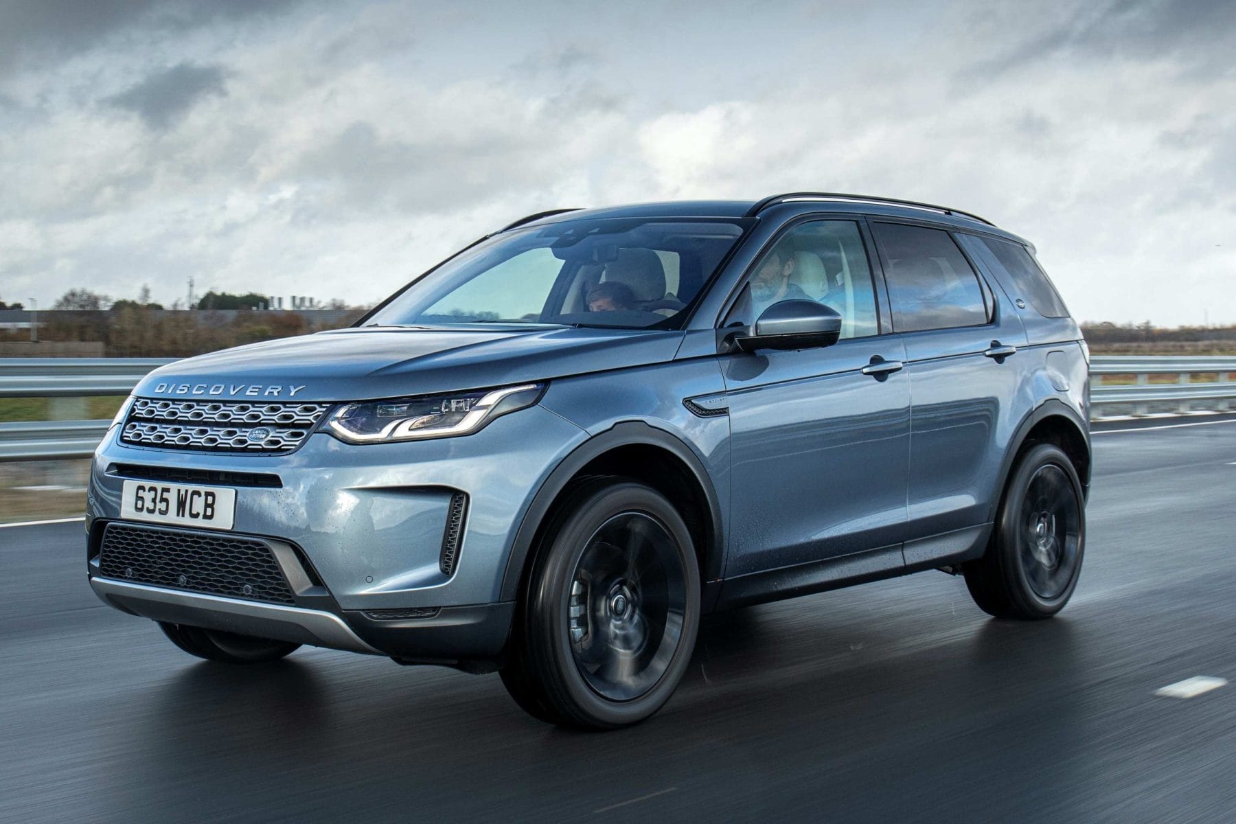 Land Rover Discovery Sport 4 driving