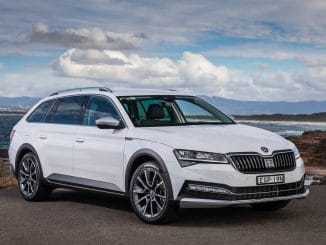 The ŠKODA Superb Scout is equipped with the latest 200kW/350Nm 2.0-litre turbo petrol engine (with petrol particulate filter) that sends power to all four wheels via a seven-speed DQ381 DSG transmission.