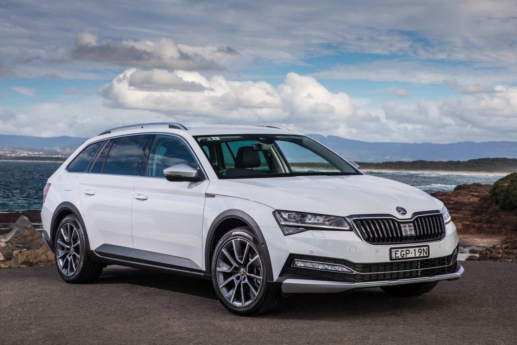 The ŠKODA Superb Scout is equipped with the latest 200kW/350Nm 2.0-litre turbo petrol engine (with petrol particulate filter) that sends power to all four wheels via a seven-speed DQ381 DSG transmission.