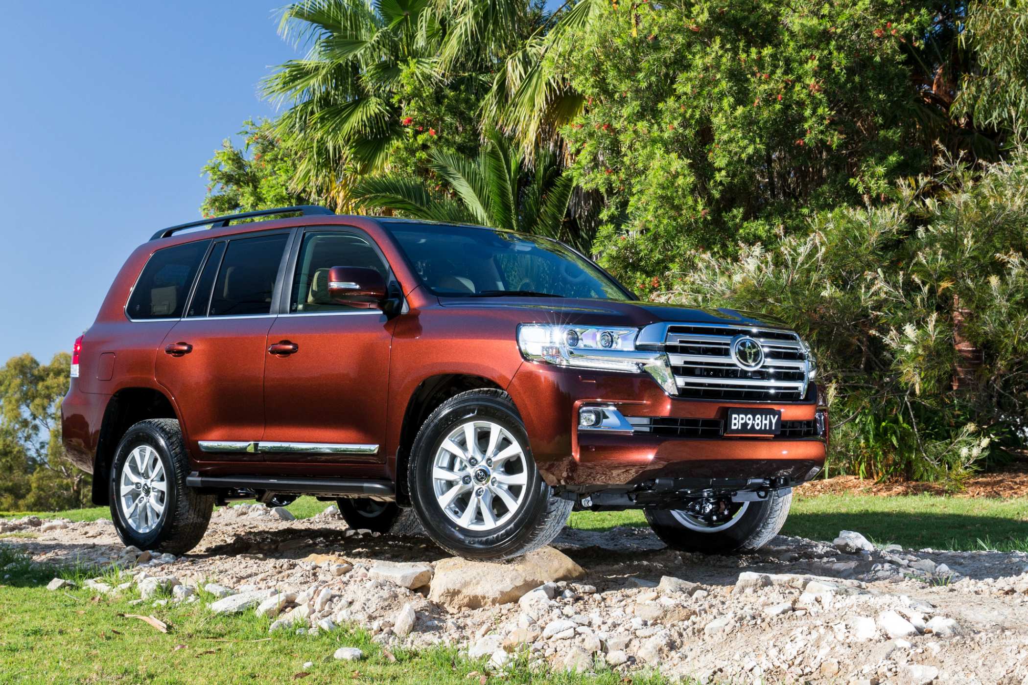 2020 Toyota LandCruiser Sahara front qtr