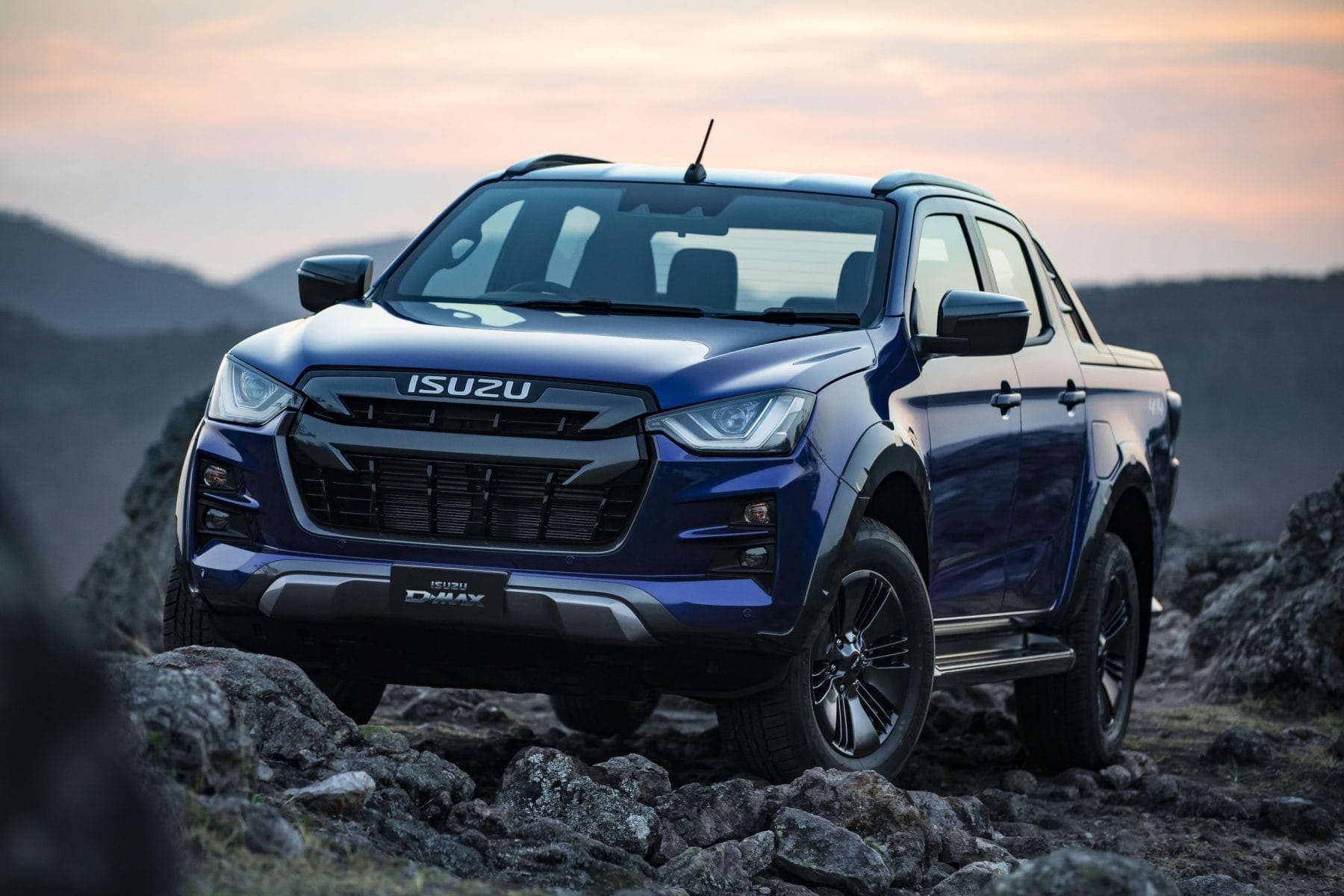 21MY Isuzu D-MAX 4x4 X-TERRAIN Crew Cab Ute Cobalt Blue mica (3)