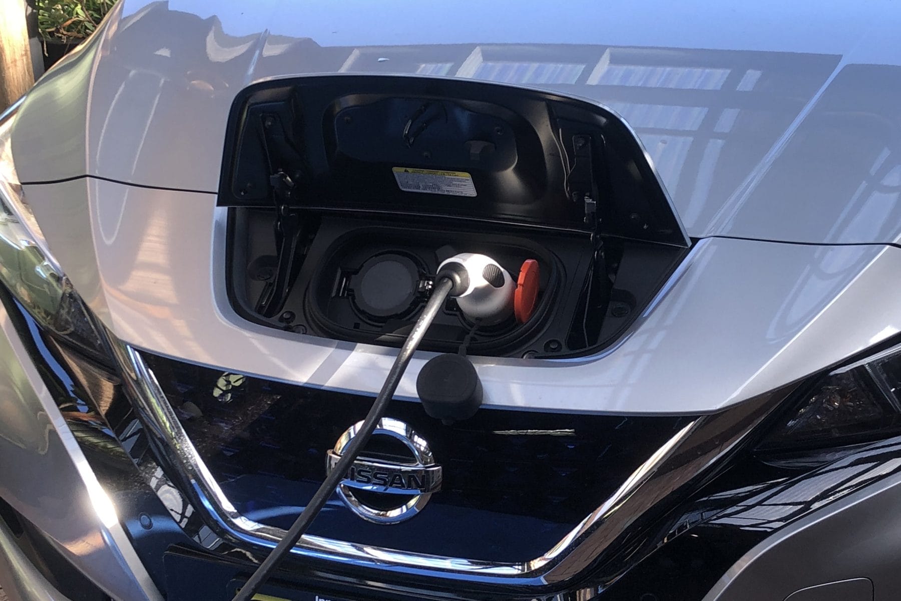 Nissan leaf zoomed in on charger