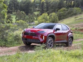 Toyota Yaris Cross (Urban hybrid AWD with optional black roof)