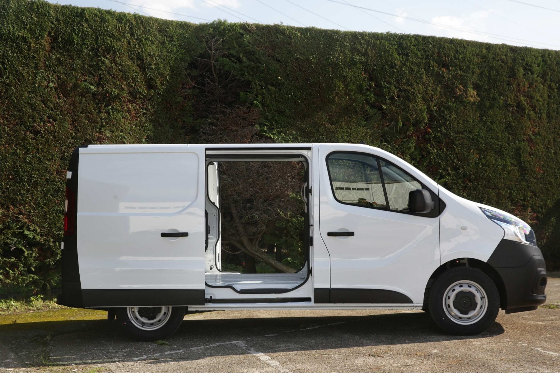 2020 Mitsubishi Express 3 profile