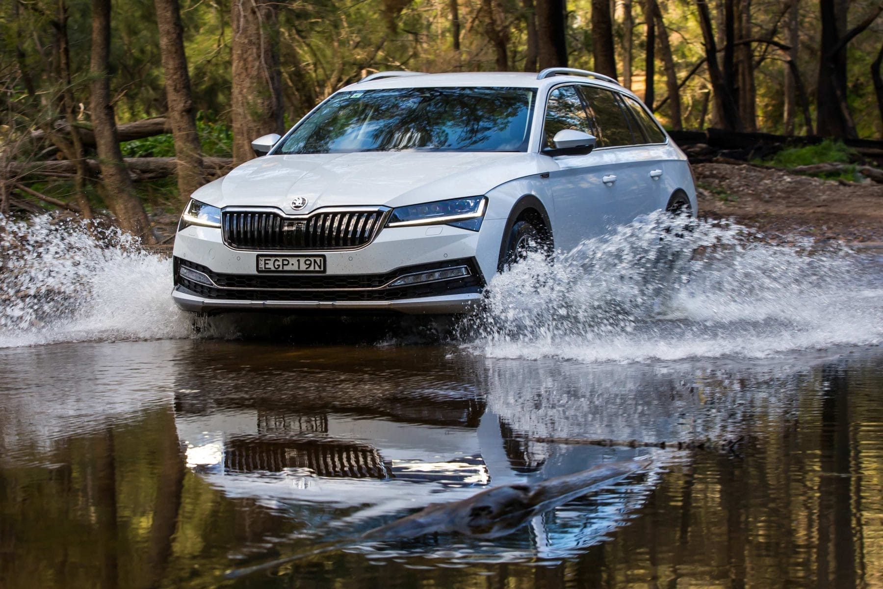 The ŠKODA Superb Scout is equipped with the latest 200kW/350Nm 2.0-litre turbo petrol engine (with petrol particulate filter) that sends power to all four wheels via a seven-speed DQ381 DSG transmission.