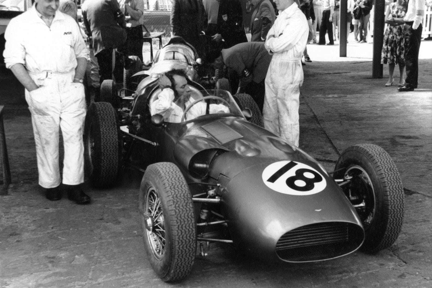 Aston Martin DBR5-5-with-Salvadori-pits-Silverstone-British-GP-1960
