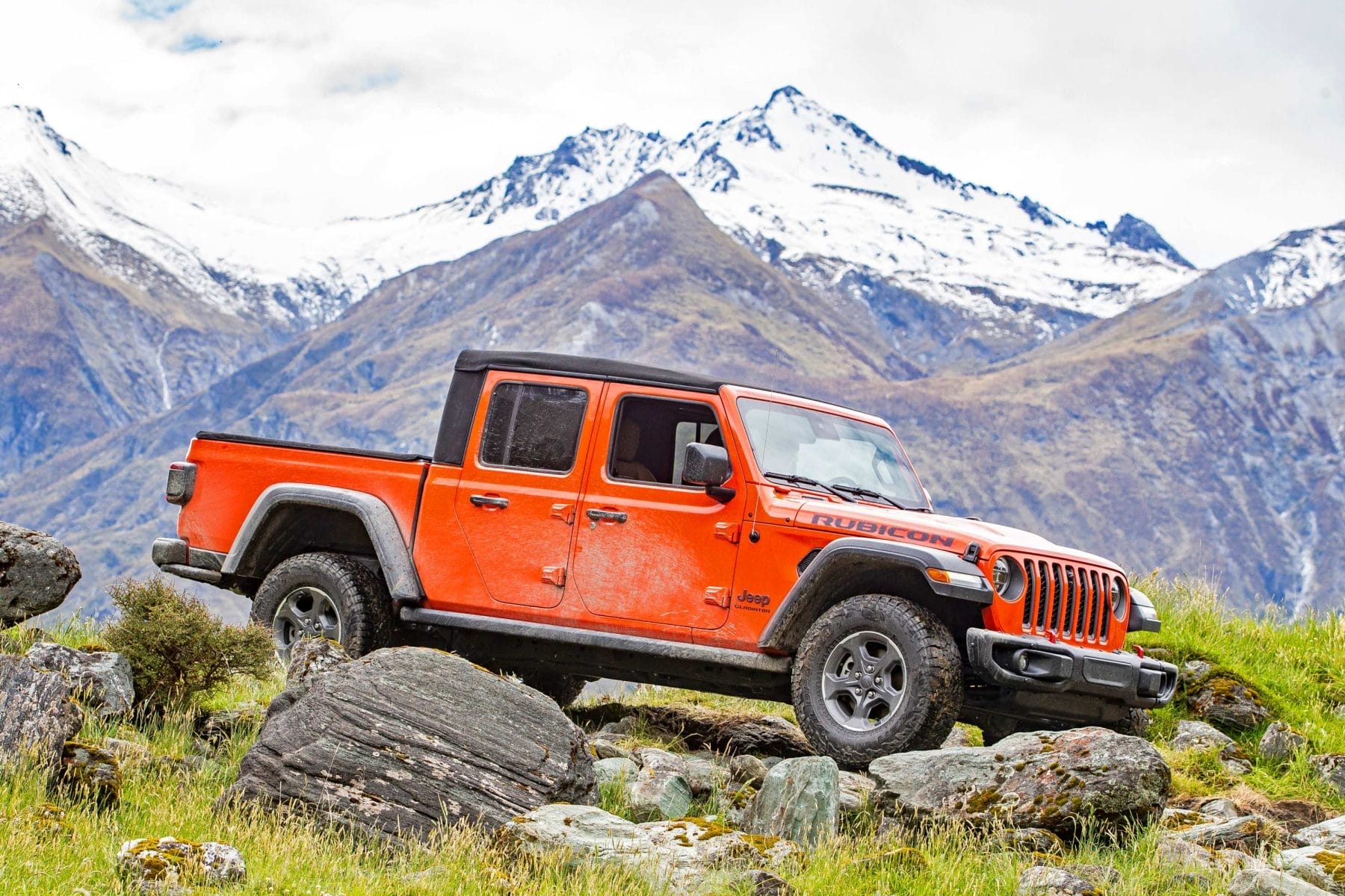 2020-jeep-gladiator-rubicon-ute-orange 3