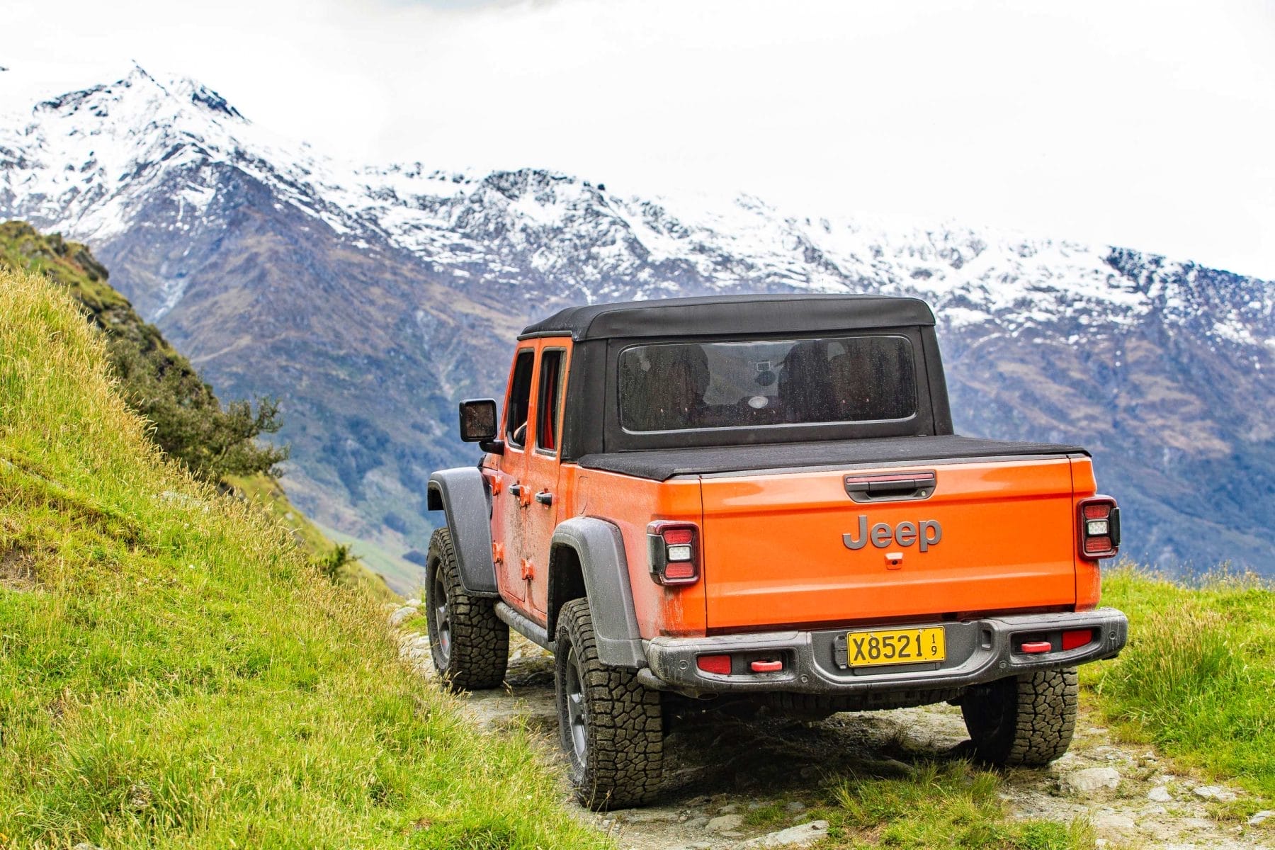 2020-jeep-gladiator-rubicon-ute-orange 4