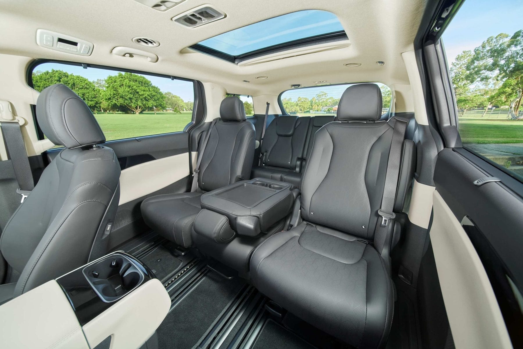 21 Kia Carnival interior 6