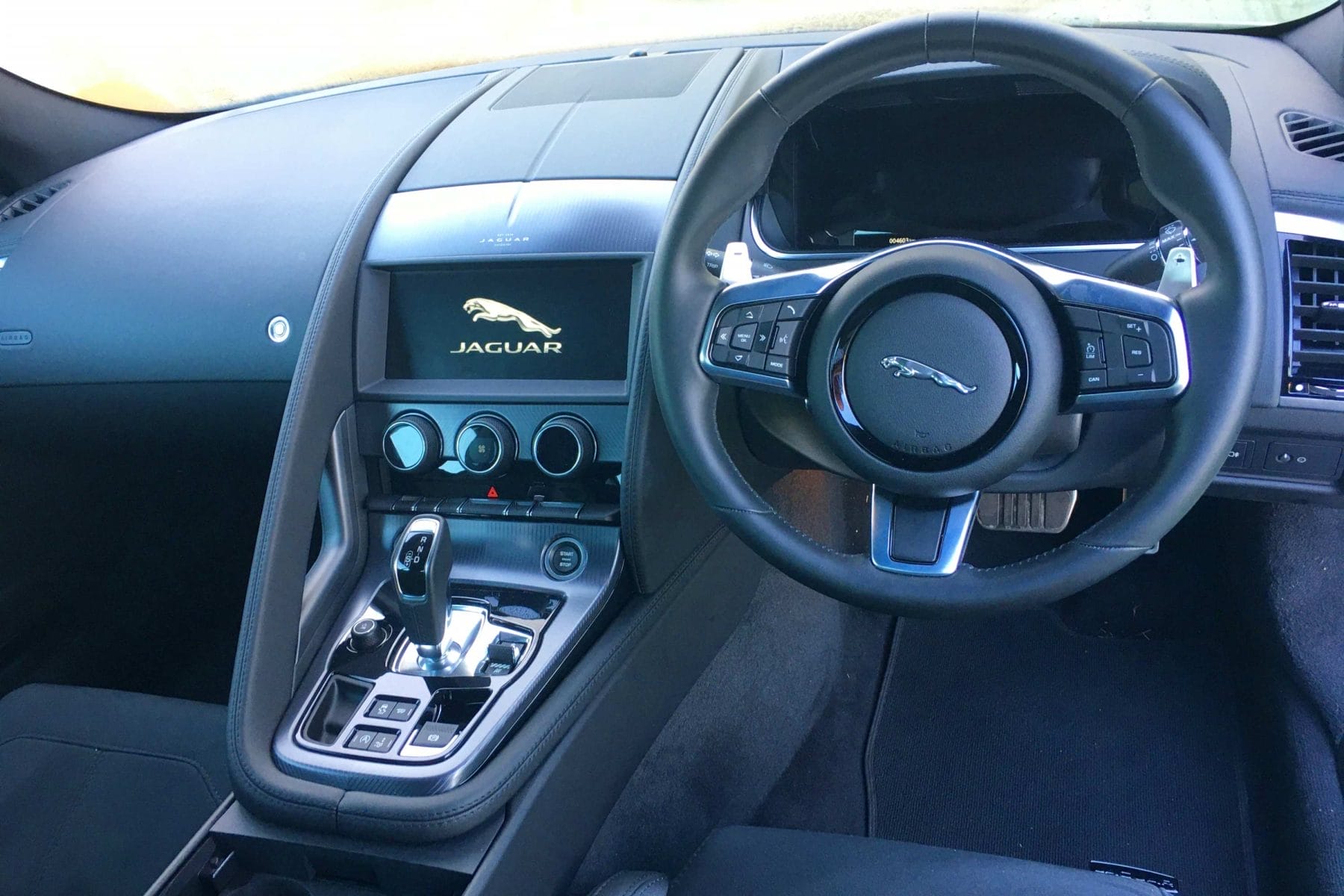 Jaguar F-TYPE P380 R Dynamic interior