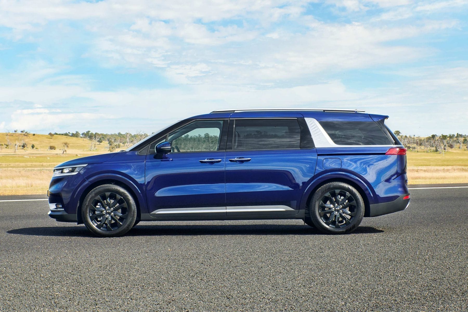 21 Kia Carnival profile