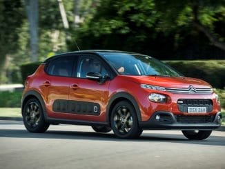 Citroen C3 Shine orange driving