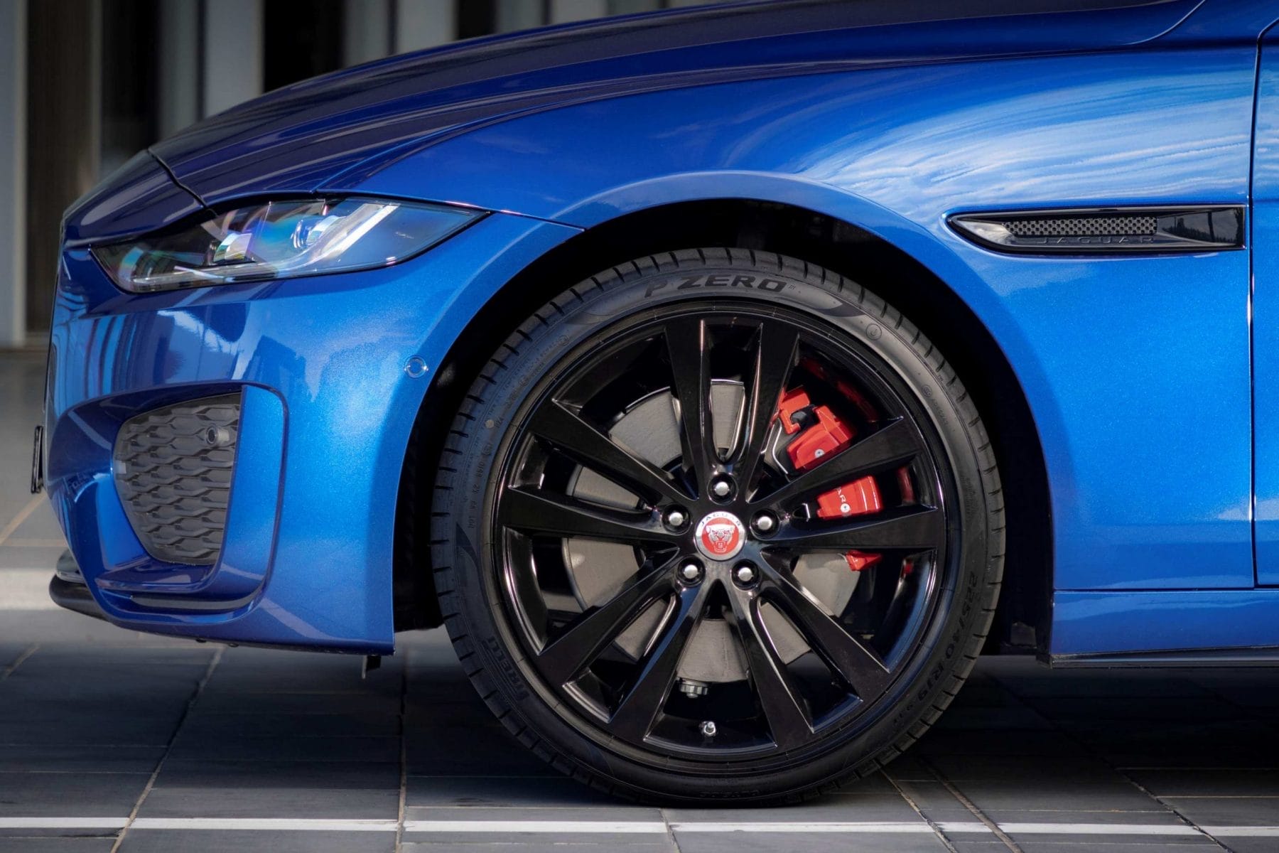 2021 Jaguar XE P300 R-Dynamic AWD wheels and tyres