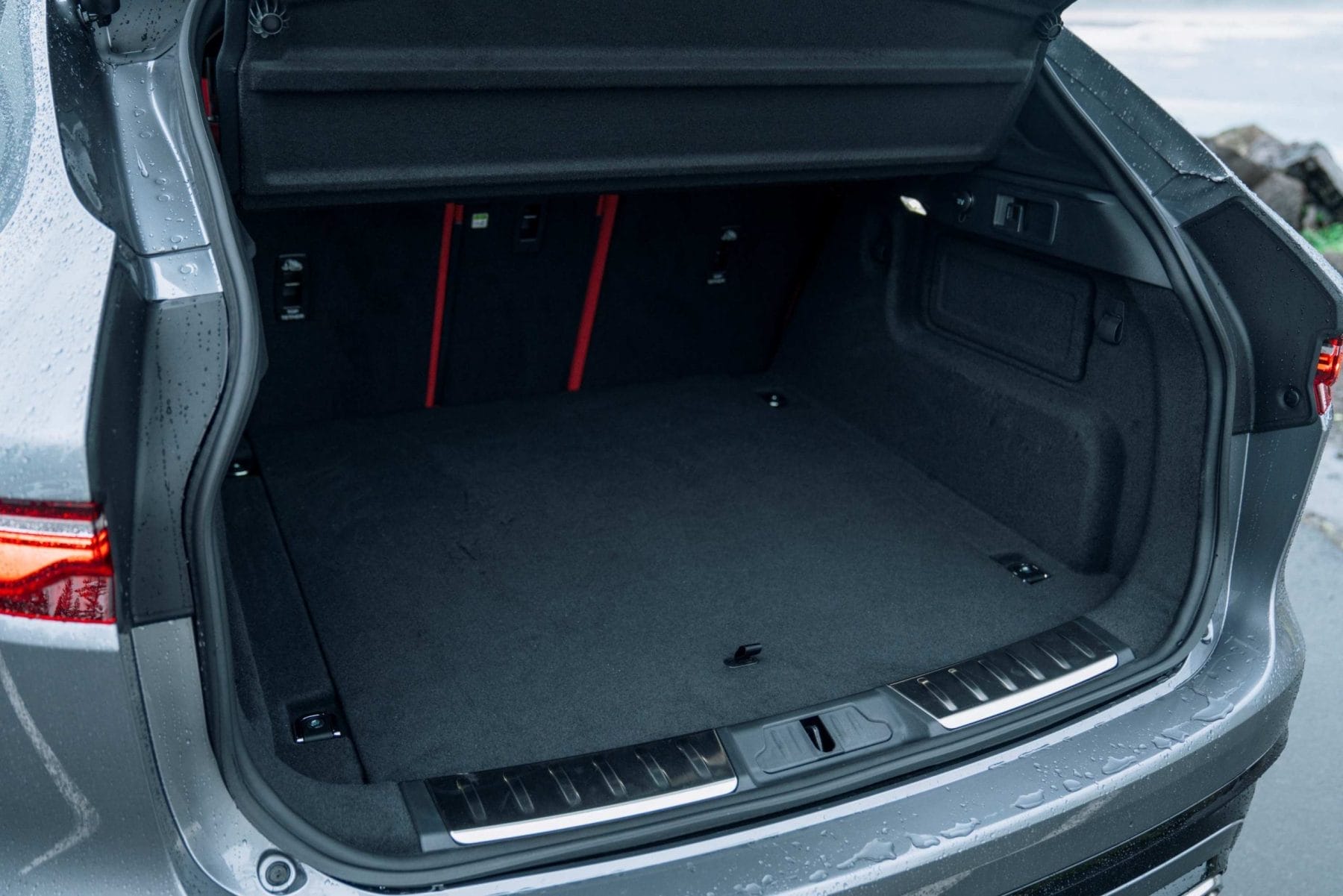 Jaguar F-PACE R-Dynamic SE 300D boot