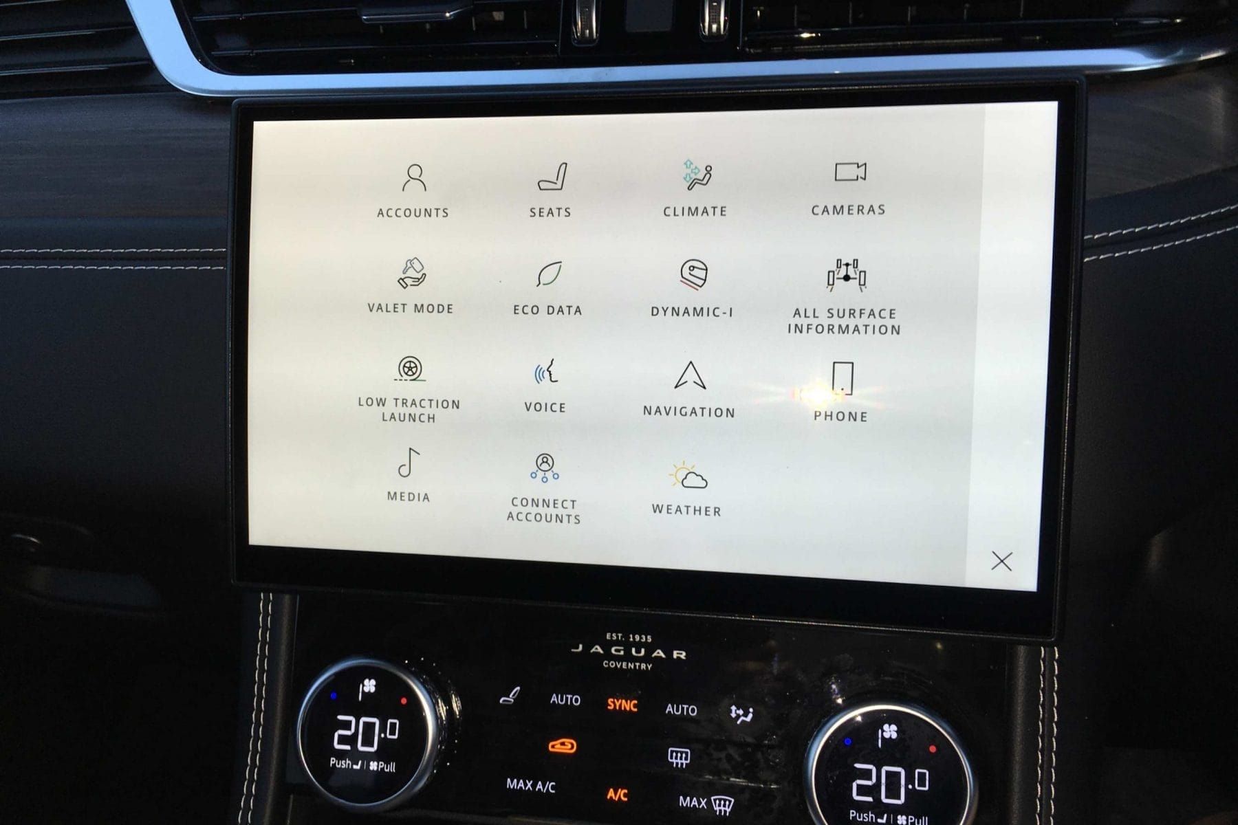 Jaguar F-PACE R-Dynamic SE 300D features 2