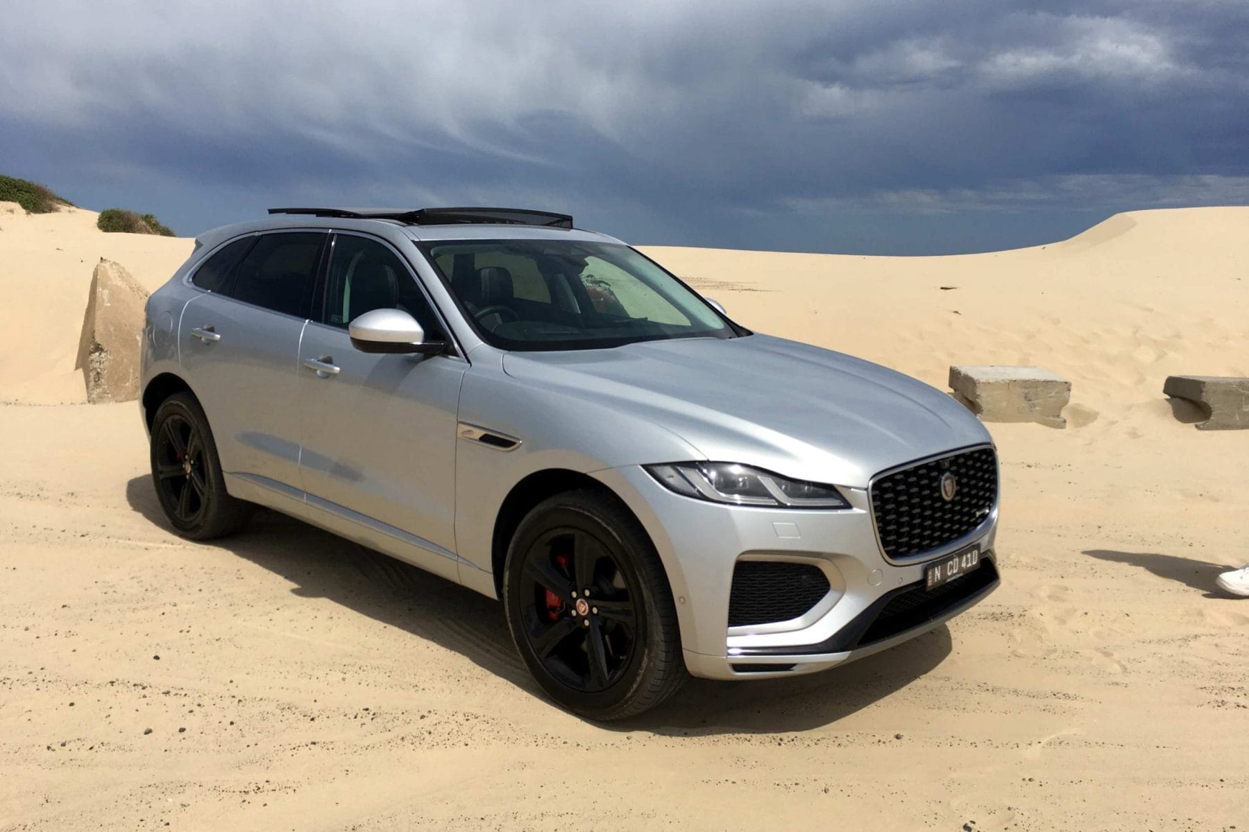 Jaguar F-PACE R-Dynamic SE 300D front qtr