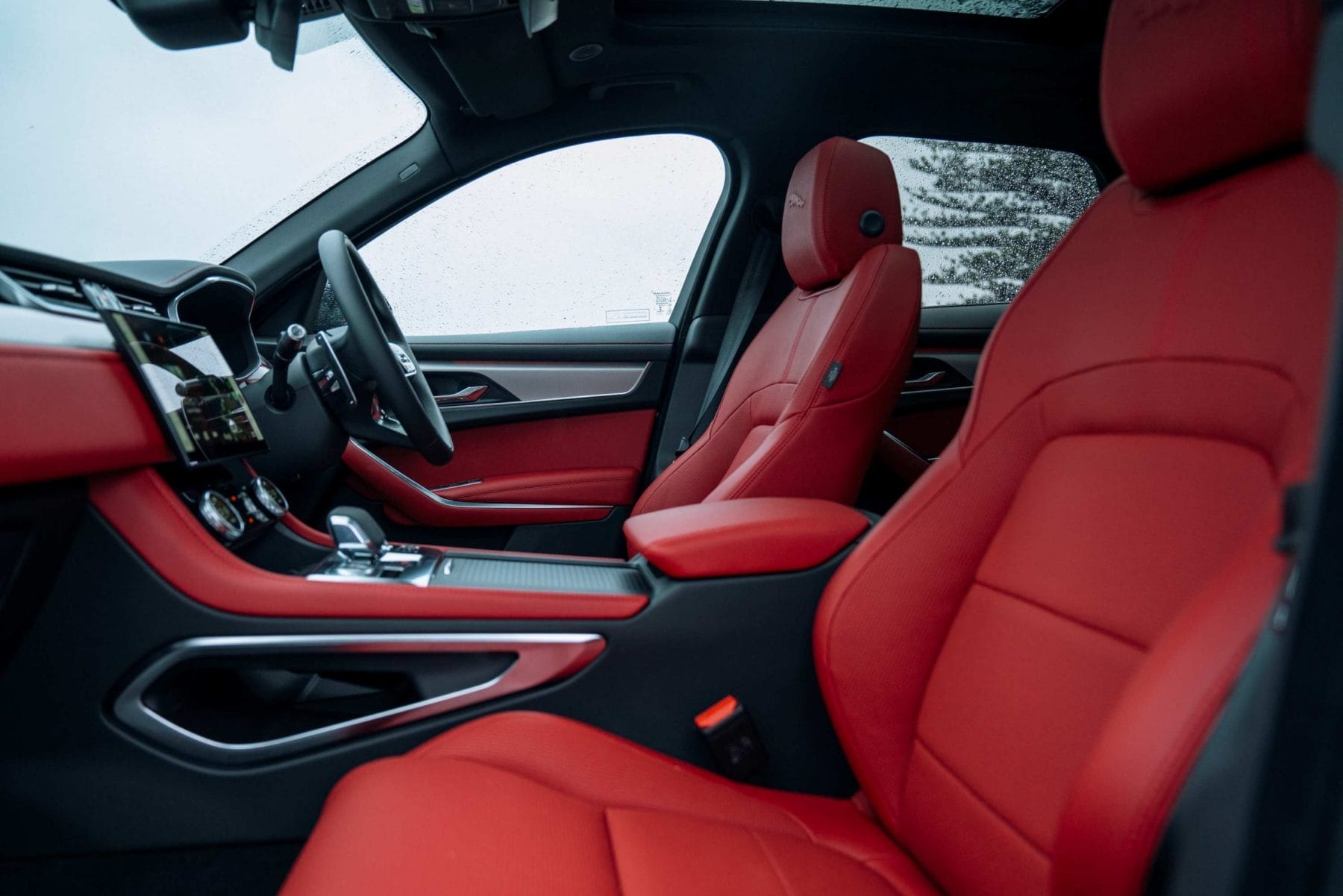 Jaguar F-PACE R-Dynamic SE 300D front seats