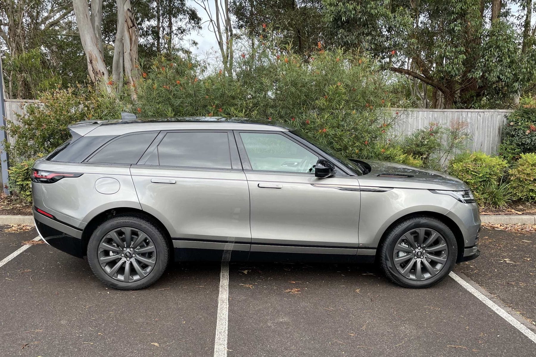 Range Rover Velar R Dynamic SE D 200 profile