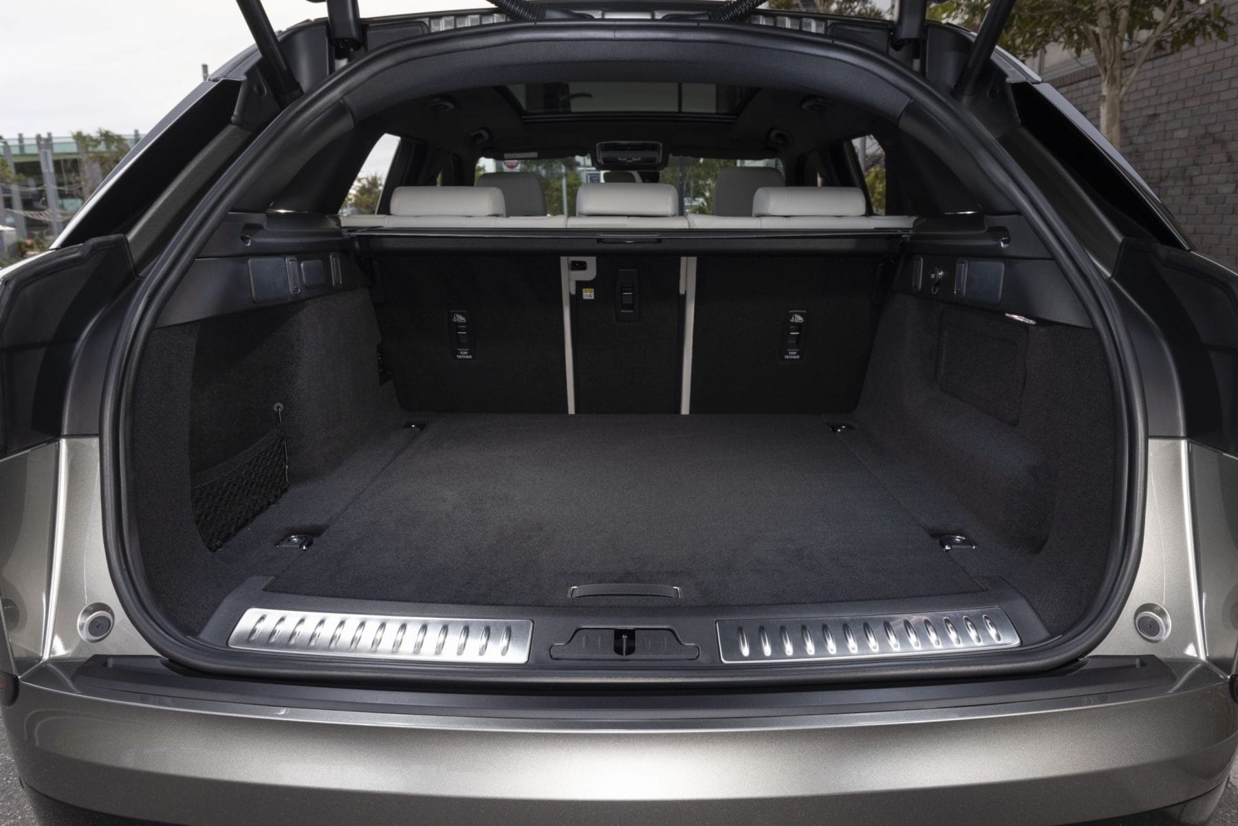 Range Rover Velar R-Dynamic SE D200 boot