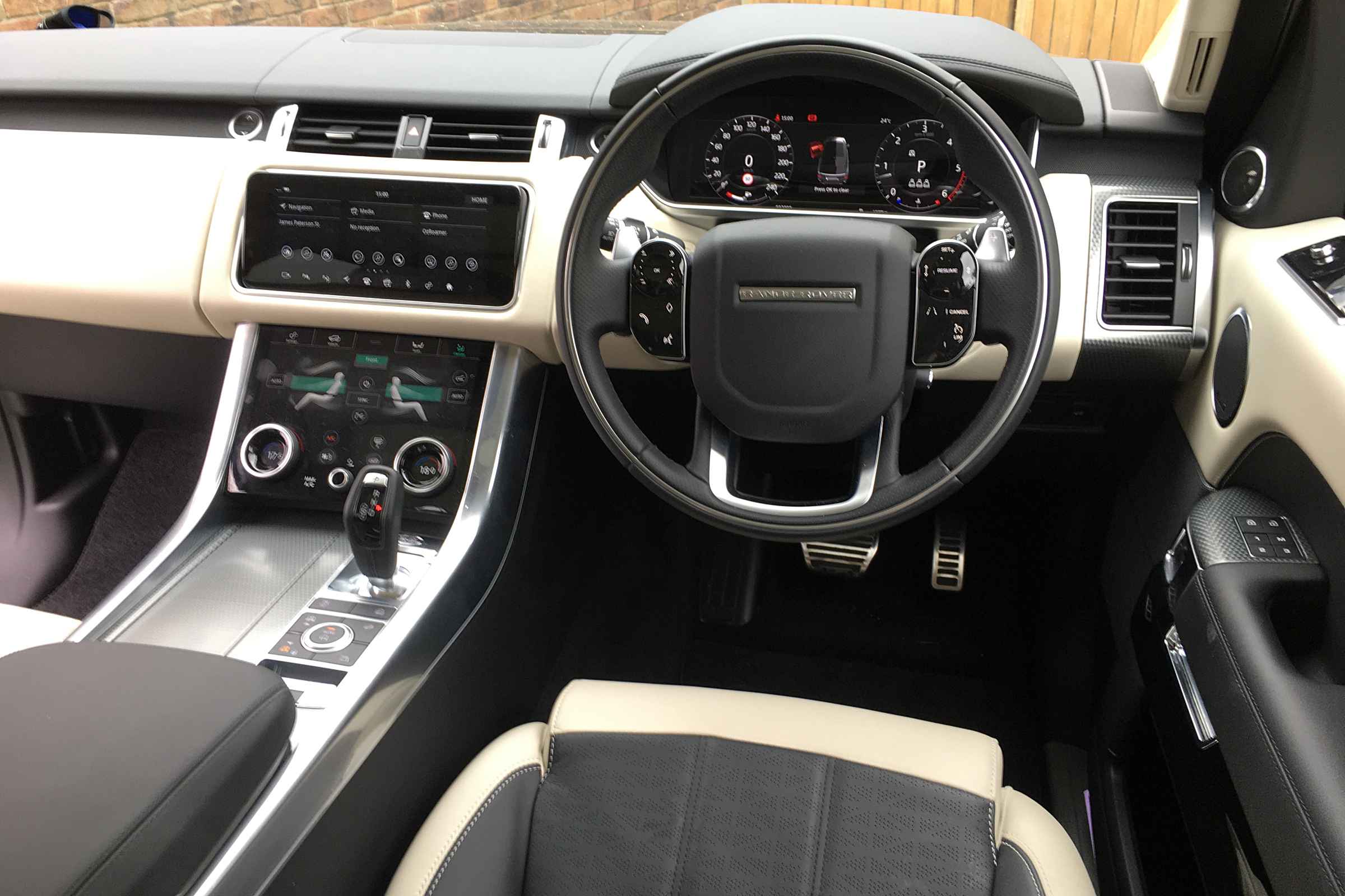 Range Rover Sport R Dynamic D300 HSE inyerior front dash