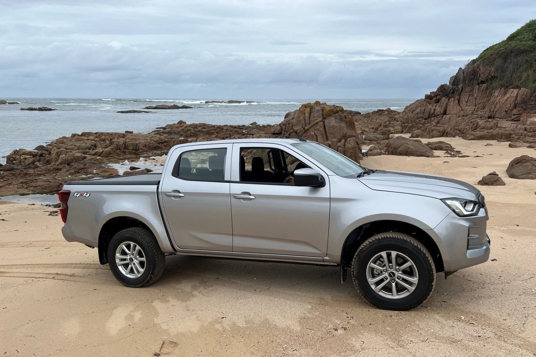 Isuzu D Max LS-M 4WD Crew Cab Ute 2022 profile