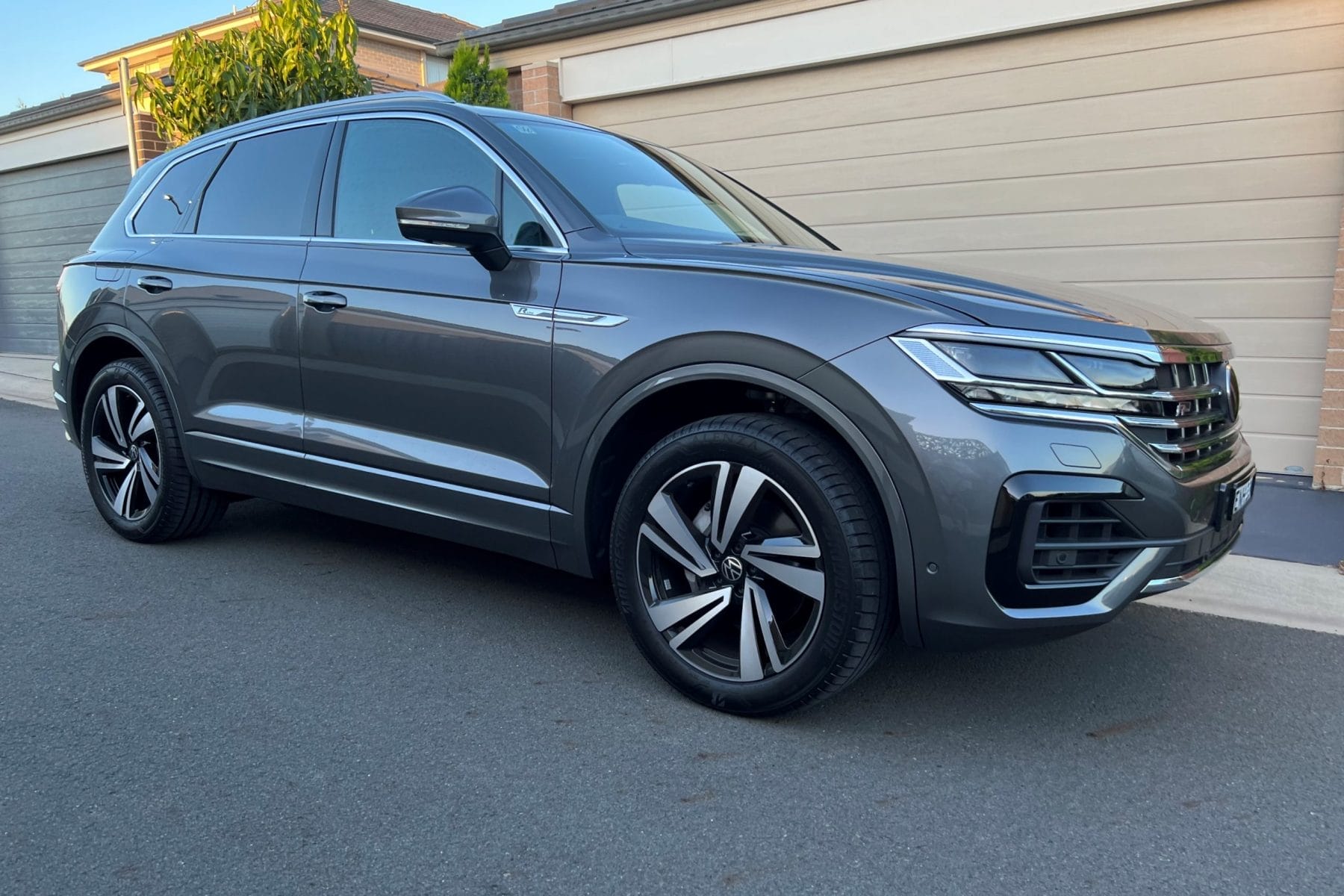 VW Touareg 3.0L V6 210 R Line 2022 Motoring Minute Review - AnyAuto