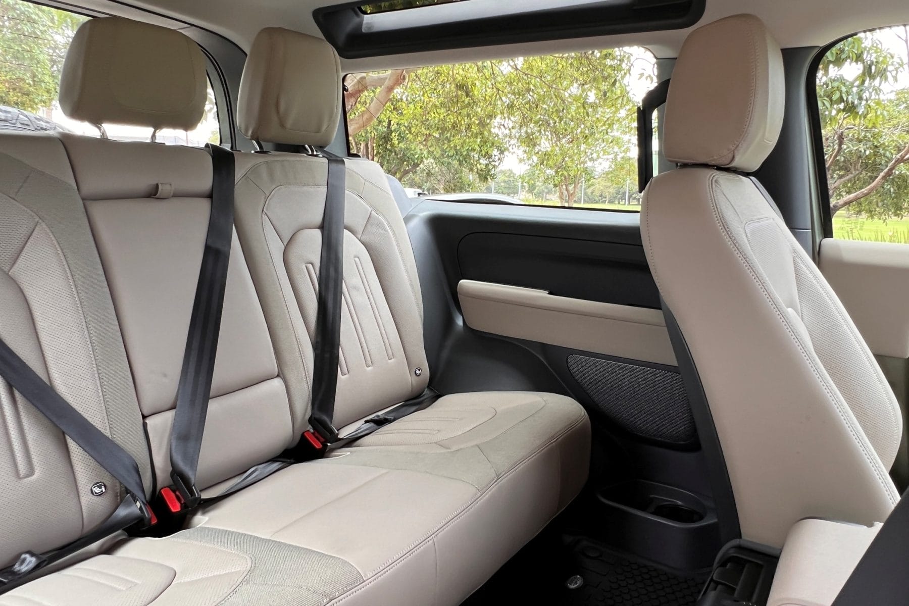LR Defender 90 2022 front interior rearc seats