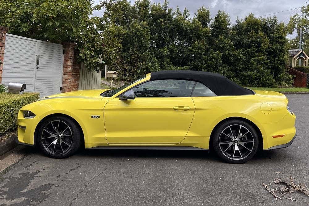 2022-ford-mustang-convertible-yellow (4)