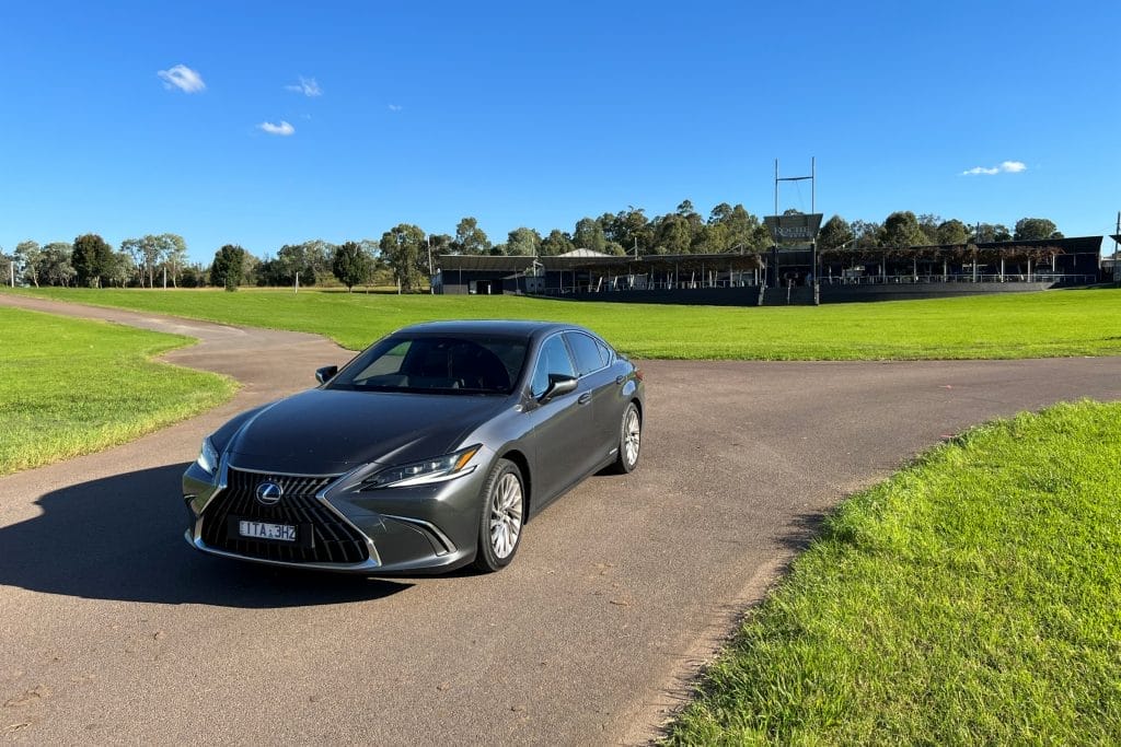 Lexus ES 300h Sport Luxury 2022 front qtr