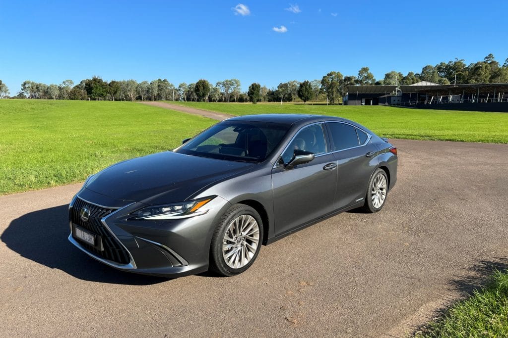 Lexus ES 300h Sport Luxury 2022 front qtr 2