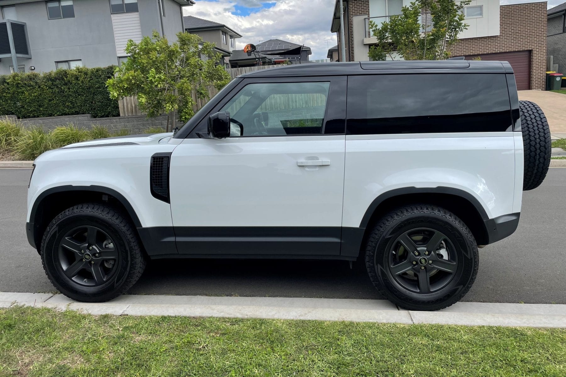 Land Rover Defender 90 profile