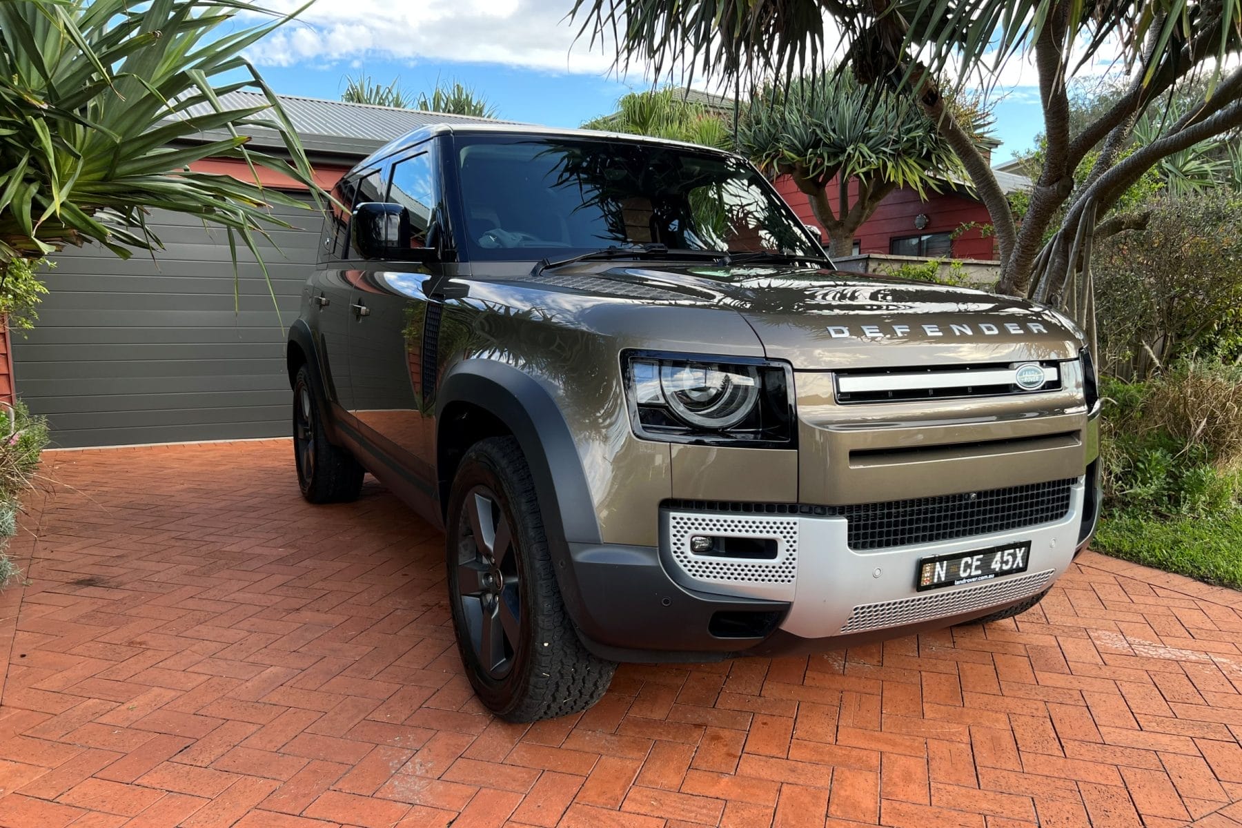 Land Rover Defender D300 SE front qtr