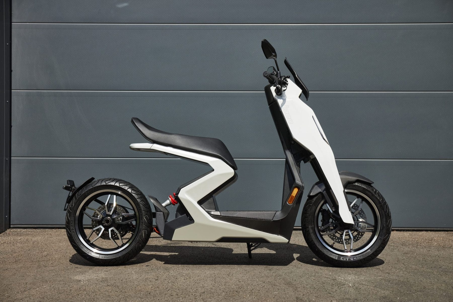 Zapp EV i300 Performance bike 1