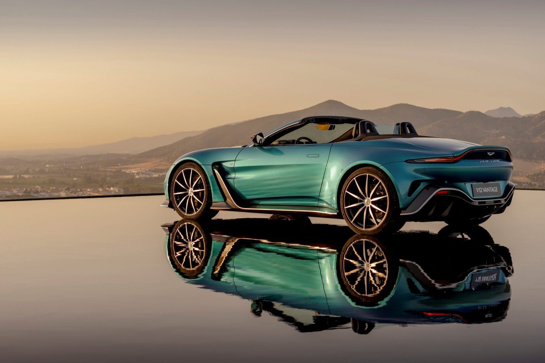 2023 V12 Vantage Roadster_03