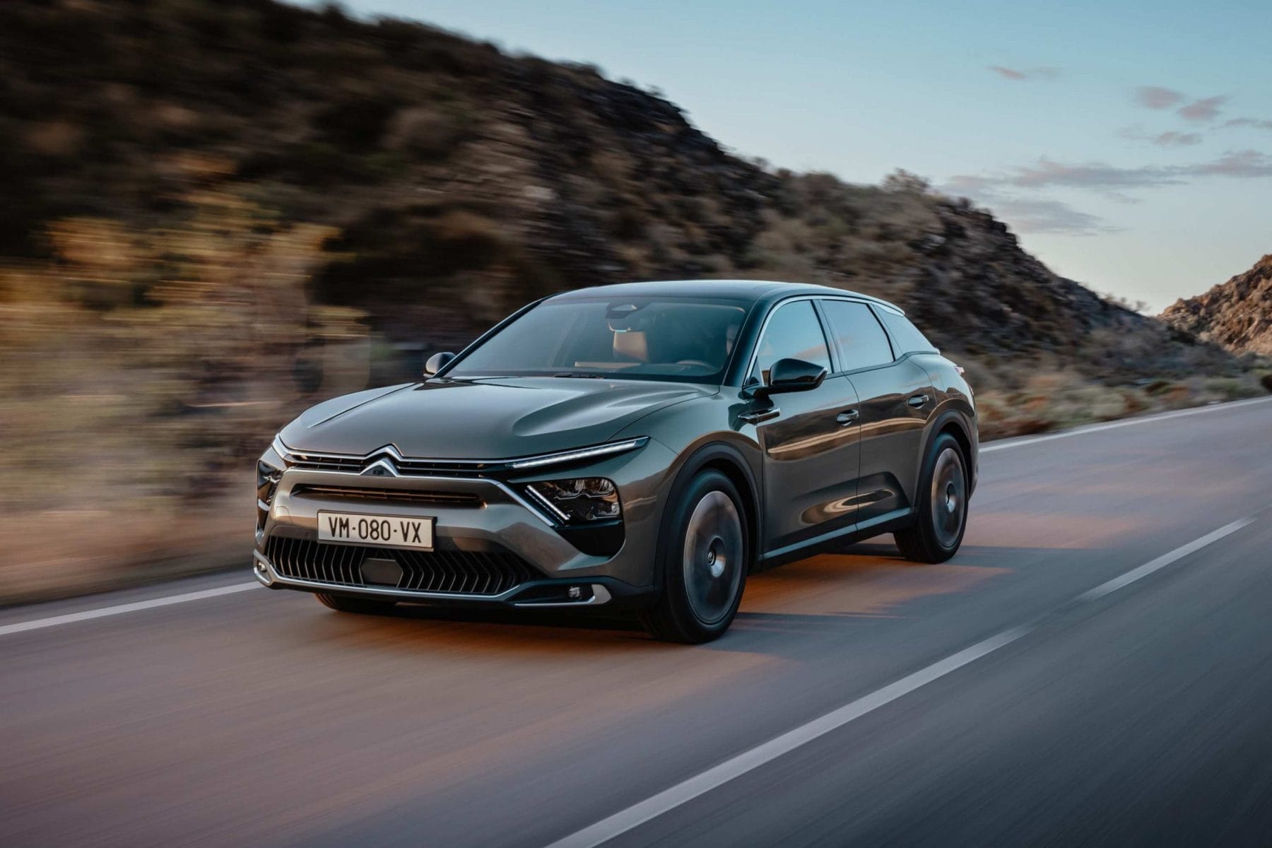 Citroën has unveiled its new flagship, C5 X, which breathes new life into the large car segment with an original design that combines a saloon and a station wagon, an innovative proposition in the purest tradition of great Citroën cars.