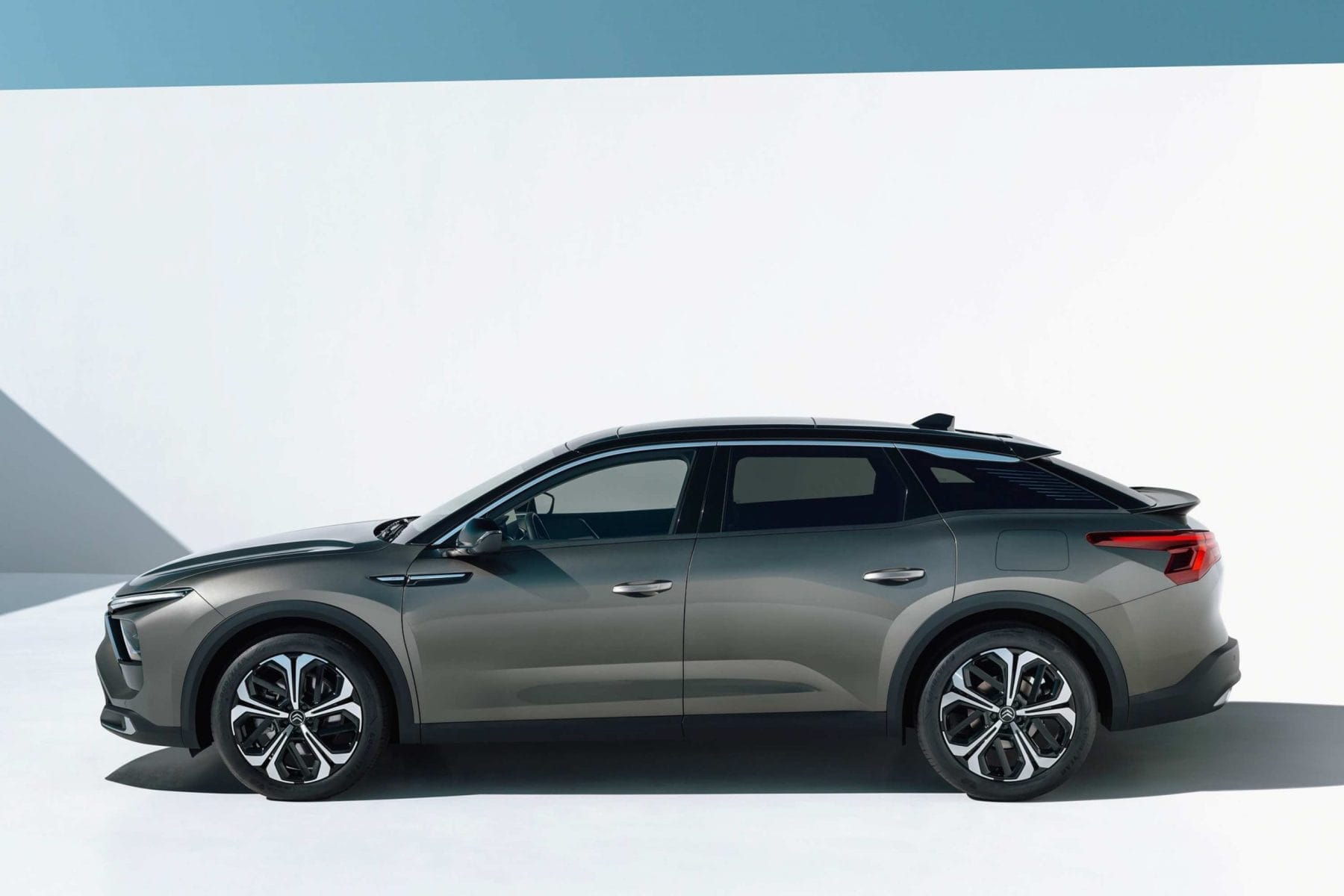 Citroën has unveiled its new flagship, C5 X, which breathes new life into the large car segment with an original design that combines a saloon and a station wagon, an innovative proposition in the purest tradition of great Citroën cars.