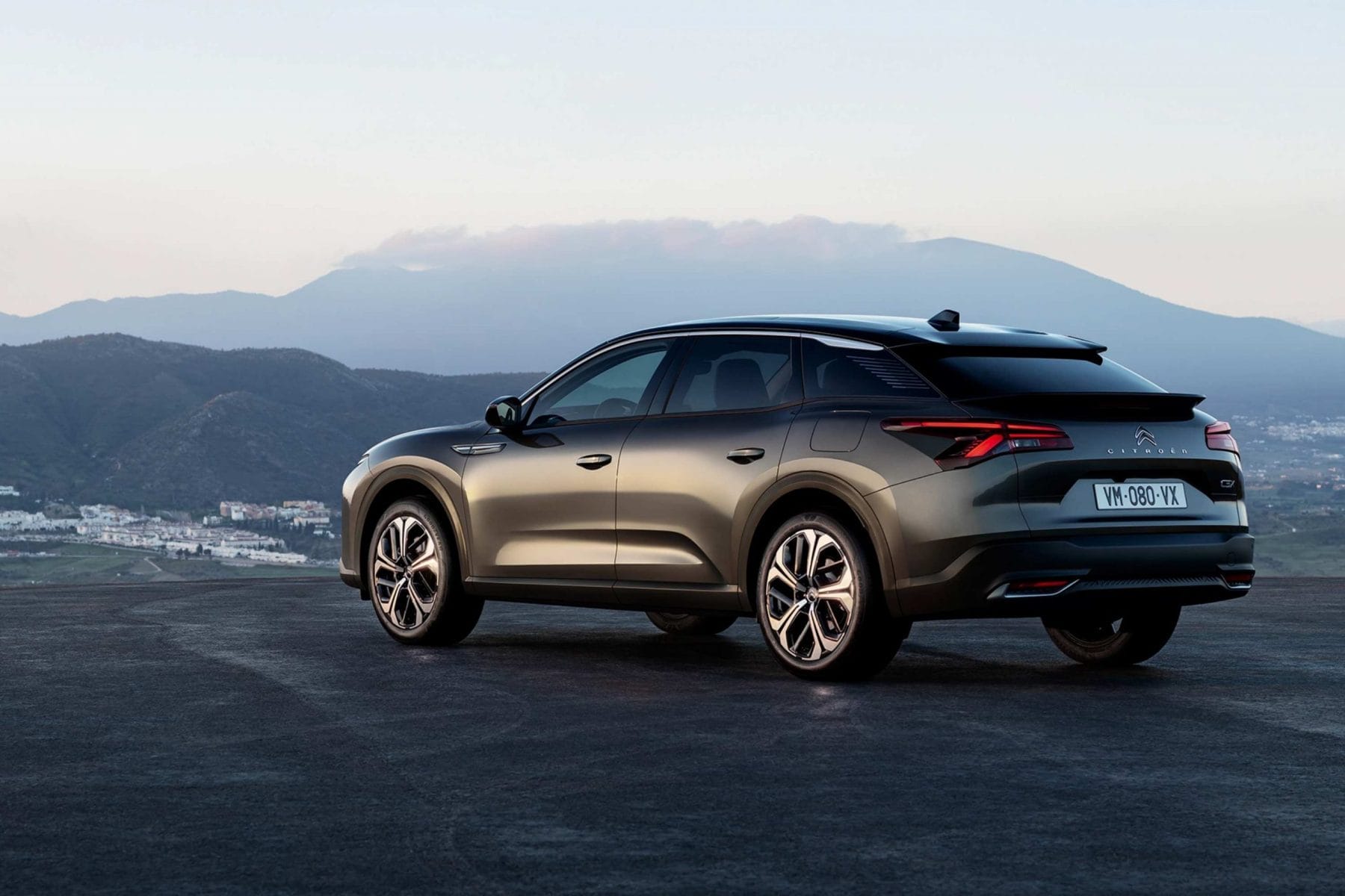 Citroën has unveiled its new flagship, C5 X, which breathes new life into the large car segment with an original design that combines a saloon and a station wagon, an innovative proposition in the purest tradition of great Citroën cars.