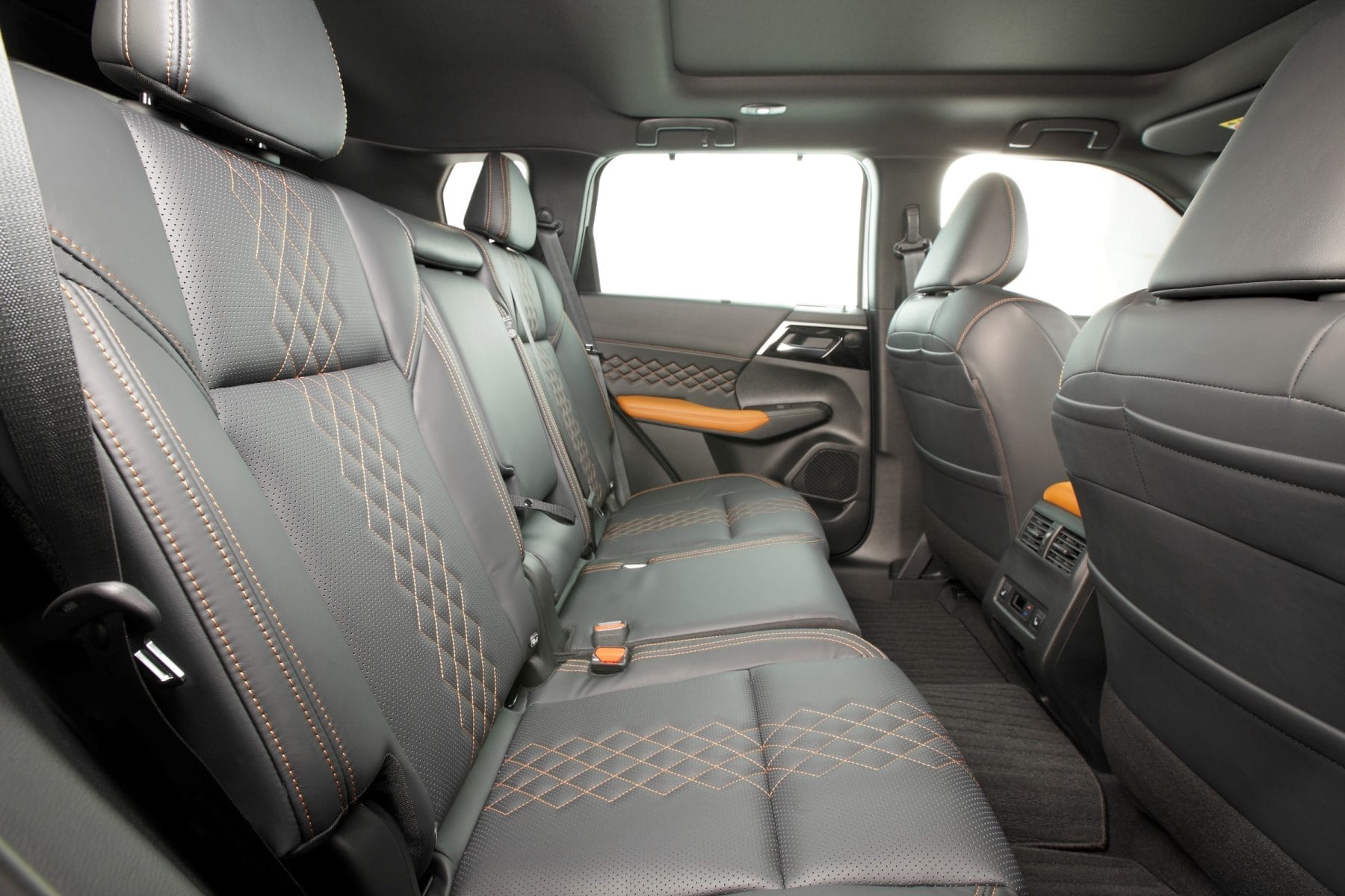 2022 Mitsubishi Outlander Exceed middle row seats