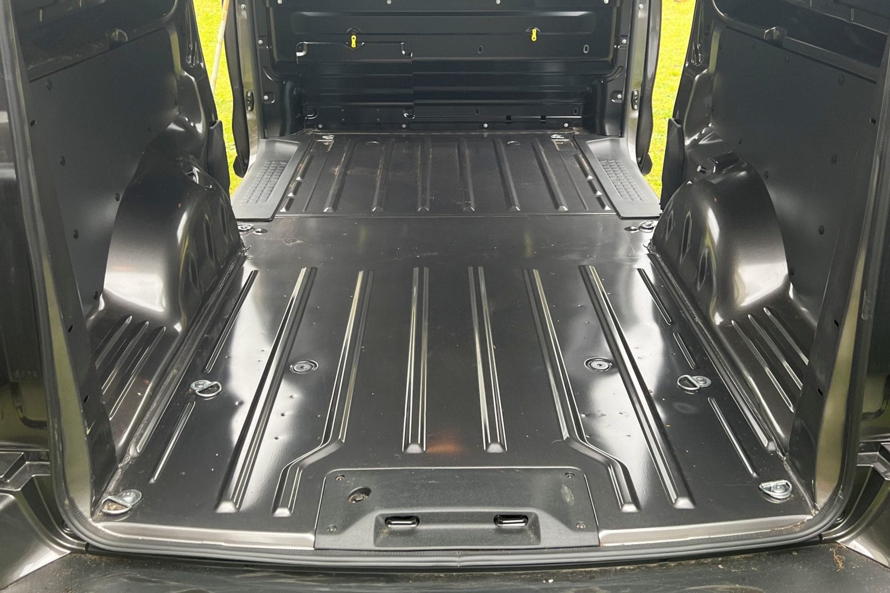 2022 Peugeot Expert Premium (LWB) cargo area