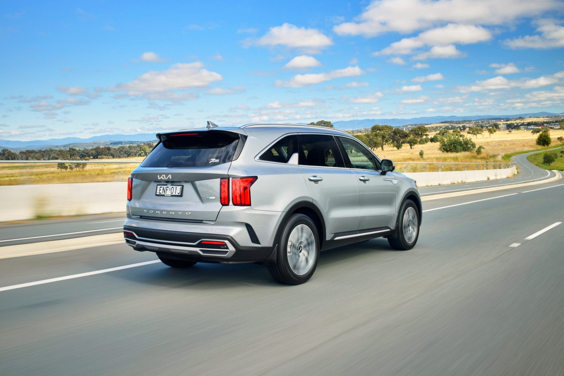 Kia Sorento Hybrid driving