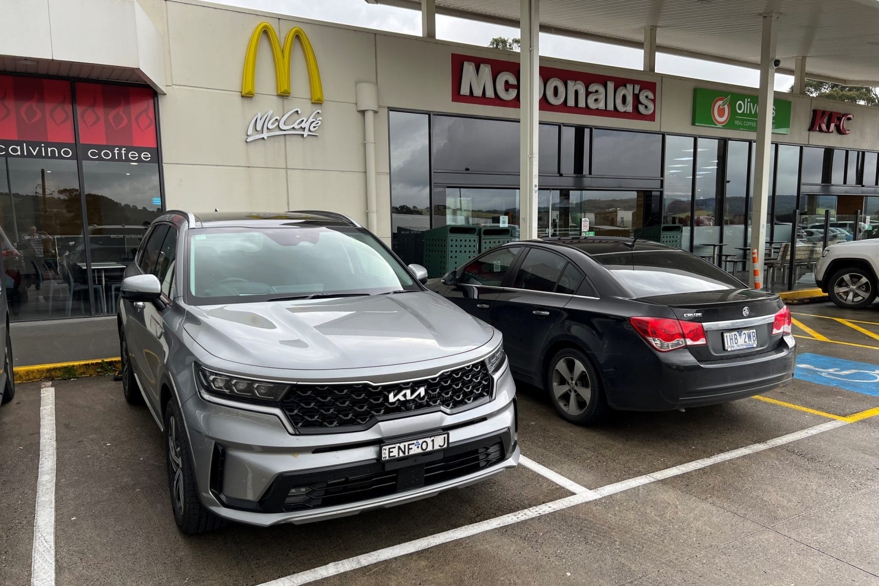 Kia Sorento Hybrid roadside rest stop