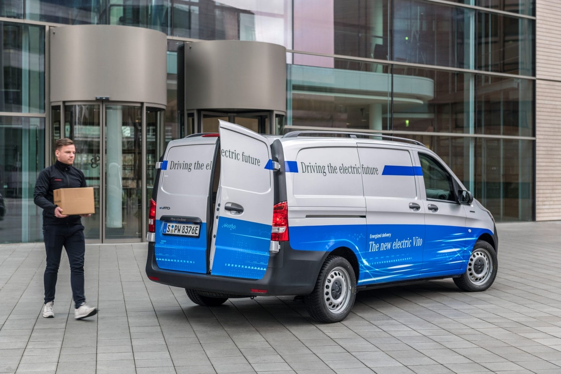 Mercedes-Benz eVito with all-electric drive, exterior, 85 kW, up to 300 Nm, battery capacity: 41 kWh, length/width/height: 5140/1928/1945 mm, wheelbase: 3200 mm, payload: 1015 kg, gross vehicle weigth: 3200 kg.